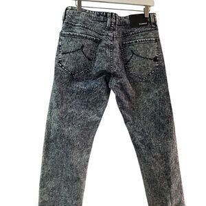 Men's Rocawear Acid Wash Jeans Waist W30”. inseam is 28.5”